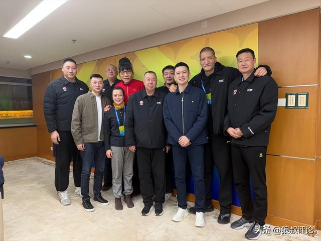 世界杯官方直播app-杨鸣卸任辽篮主帅现身CBA杯举办地：社媒晒与巴特尔等名宿合照