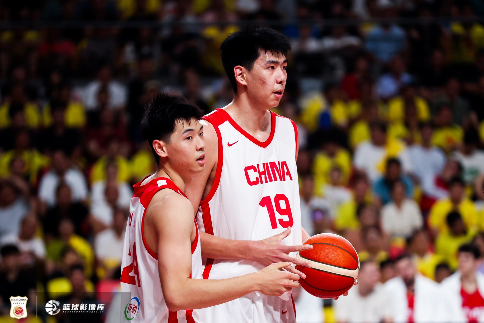 世界杯直播软件下载-媒体人：中国男篮集训队老中青3代搭配 年龄结构合理开始逐步换血